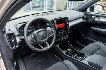 Volvo XC40 Crossover Facelifting 2.0 B3 163KM 2026 Volvo XC 40 Plus Dark B3 Mild Hybrid Benzyna, zdjęcie 10