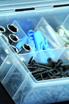 Прозрачный мини-контейнер с отделениями.