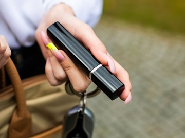 Флакон-атомайзер – гофроконтейнер для черных дорожных духов.