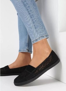 Кроссовки на шнуровке, балетки, резинка.