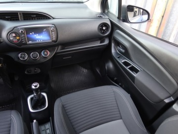 Toyota Yaris III Hatchback 5d Facelifting 2017 1.5 Dual VVT-iE 111KM 2017 Toyota Yaris 1.5 Dual VVT-i, Salon Polska, Klima, zdjęcie 7