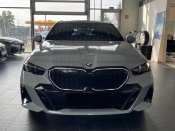 BMW Seria 5 G90-91 Touring 2.0 520d 197KM 2025 Touring 520d xDrive Sport Combi 2.0 (197KM) 2025, zdjęcie 5