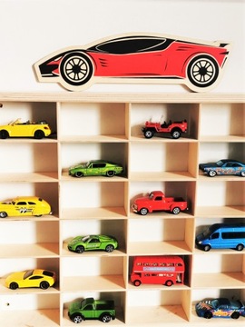 3 гоночных автомобиля на полке Hot Wheels