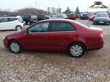 Volkswagen Jetta V 1.6 102KM 2009 Volkswagen Jetta 1,6 mpi 102KM klimatronik grz.fotele.UNITED oplacony 1.6, zdjęcie 3