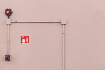 СВЕТОВОЙ ЗНАК ПОЖАРНАЯ СИГНАЛИЗАЦИЯ ЩИТ БЕЗОПАСНОСТИ И ПОЖАРНОЙ ЗАЩИТЫ ЗП-05 ИСО 15х15см