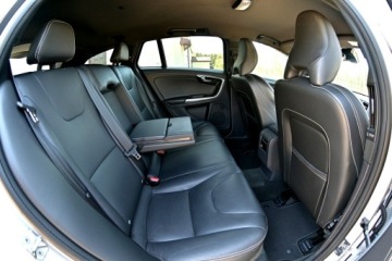 Volvo V60 I Kombi Facelifting 2.0 D2 DRIVE-E 120KM 2017 Volvo V60 LiFT 2,0 Disel Bi Xenon Ledy Skóra, zdjęcie 16