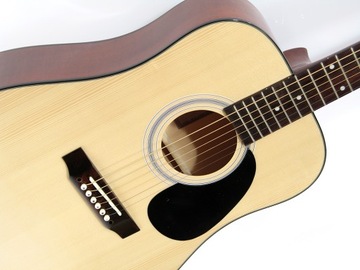 Акустическая гитара Pengano с более широким грифом.