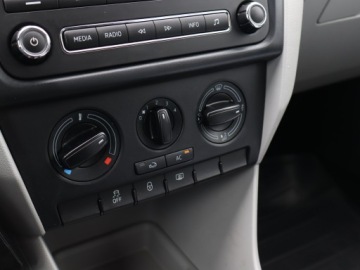 Skoda Rapid II Spaceback 1.2 TSI 105KM 2013 Skoda Rapid 1.2 TSI, Salon Polska, Klima, zdjęcie 16