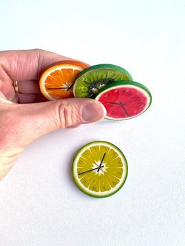 Миниатюрные часы для кукольного домика, фруктовые цвета.