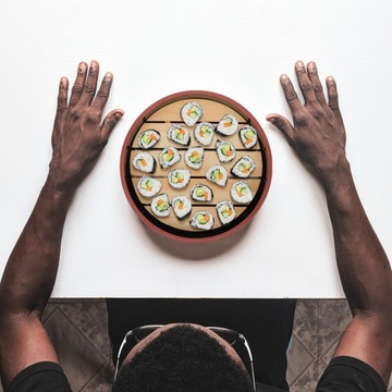 Поднос для завтрака с сашими из лосося