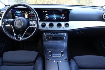 Mercedes Klasa E W213 Limuzyna Facelifting 2.0 E220d 194KM 2021 Mercedes-Benz Klasa E 4Matic Kamera Czujniki park Tempomat Asyst. mart, zdjęcie 12