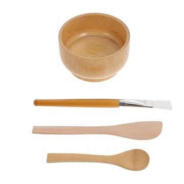 Набор кистей для макияжа и масок для лица.