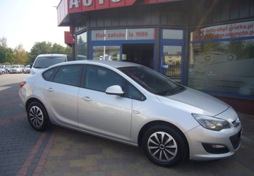 Opel Astra J Sedan 1.4 Turbo ECOTEC 140KM 2017 Opel Astra Opel Astra IV 1.4 T Business 1.4 BenzynaLPG 140KM, zdjęcie 4