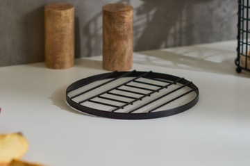 Черная металлическая подставка для кастрюль.