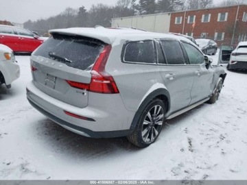 Volvo V60 II  2023 Volvo V60 Cross Country B5 Ultimate 2023 2.0l 2.0 Benzyna 247KM, zdjęcie 5