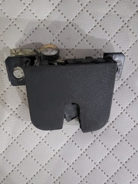 ZAMEK KLAPY BAGAŻNIKA VW PASSAT B5 FL 3B9827505E