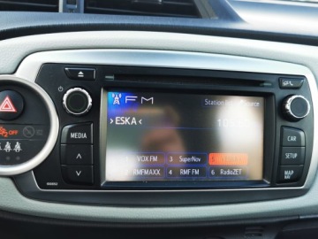 Toyota Yaris III Hatchback 5d Hybrid 100 74KM 2013 TOYOTA YARIS Hybrid 100 74KM,Automat, Kamera cofania, Nawigacja, zdjęcie 13