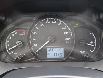 Toyota Yaris III Hatchback 5d Facelifting 2017 1.0 VVT-i 72KM 2019 Toyota Yaris 1.0 VVT-i, Salon Polska, Klima, zdjęcie 10