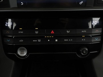 Jaguar F-Pace SUV 2.0 i4D 180KM 2016 Jaguar F-PACE 20d Automat AWD Portfolio Nawigacja, zdjęcie 26