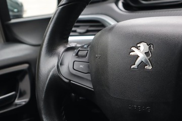 Peugeot 208 I Hatchback 5d Facelifting 1.2 PureTech 82KM 2016 Peugeot 208 1.2 PureTech, Navi, Klima, Tempomat, zdjęcie 16