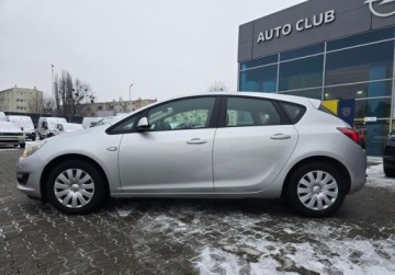 Opel Astra J Hatchback 5d Facelifting 1.6 Twinport ECOTEC 115KM 2015 Opel Astra 1.6 Benzyna 115 KM Enjoy, bezwypadkowy, VATmarza 1.6 Benzyna, zdjęcie 2