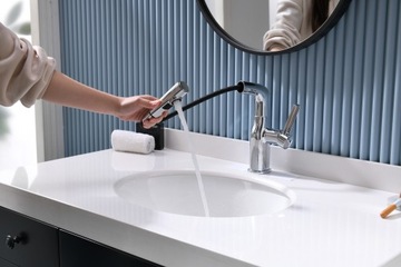 ХРОМ смеситель для умывальника Lira с выдвижным изливом WW