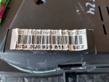 PŘÍSTROJOVÁ DESKA / TACHOMETR SKODA SUPERB B5 (3U) 1.9TDI 3U0920811A