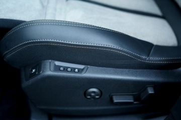 Peugeot 3008 II Plug-In Hybrid Facelifting 1.6 HYBRID 225KM 2022 Peugeot 3008 GT LINE kamera skóra NAWI grip, zdjęcie 16