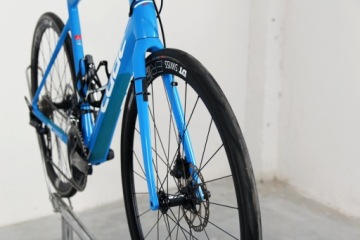 ДОРОЖНЫЙ ВЕЛОСИПЕД CUBE ATTAIN GTC DISC CARBON Shimano Ultegra, размер 49