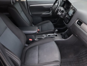 Mitsubishi Outlander III SUV Facelifting 2015 2.2 DI-D 150KM 2016 Mitsubishi Outlander 2.2 DI-D, Salon Polska, zdjęcie 8