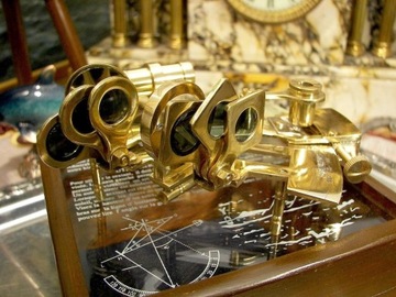 Секстан латунный в коробке.