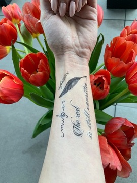 Моющиеся татуировки с водяными перьями и надписями цитаты