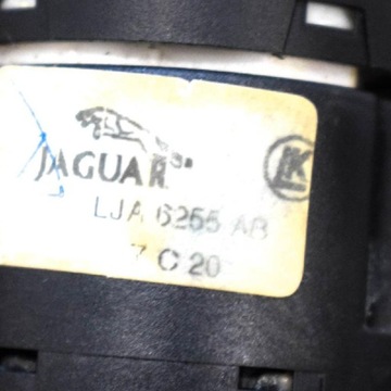 JAGUAR XK 8 X100 PŘEPÍNAČ PLNĚNÍ PALIVA I OTEVÍRÁNÍ KUFRU LJA6255AB