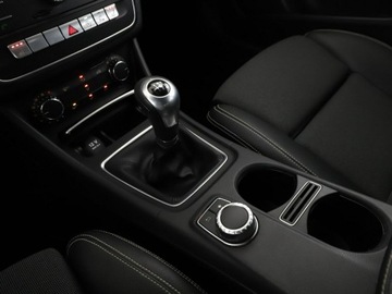 Mercedes Klasa A W176 Hatchback 5d Facelifting 180 122KM 2015 Mercedes A 180 półskóra navi grzane fotele, zdjęcie 27