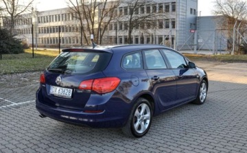 Opel Astra J Sports Tourer 2.0 CDTI ECOTEC 160KM 2010 Opel Astra 2,0CDTI (160KM) 196 tys. km Bezwypadkowy 2.0 Diesel 160KM, zdjęcie 3