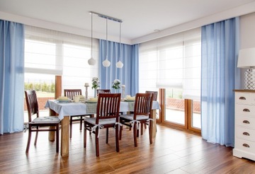 Римская штора на карнизе пастельно-синего цвета 160