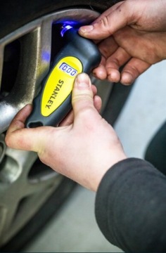 Cyfrowy miernik ciśnienia w oponach STANLEY