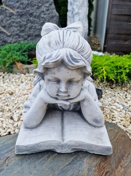 БЕТОННАЯ ФИГУРКА - ДЕВУШКА, ЛЕЖАЩАЯ С КНИГОЙ