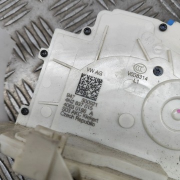 PORSCHE TAYCAN 9J1 2021 PŘEDNÍ STRANA LEVÝ VLOŽKY DO ZÁMKU DVEŘE