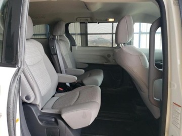 Toyota Sienna III 2023 Toyota Sienna 2023, 2.5L, LE, porysowany lakier 2.5 Benzyna 189KM, zdjęcie 9