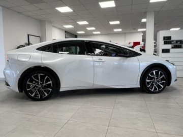 Toyota Prius V (XW60) 2.0  Hybrid Dynamic Force Plug-in 223KM 2025 Od ręki - Executive 2.0 Plug-in Hybrid 223KM | Kamera 360!, zdjęcie 2