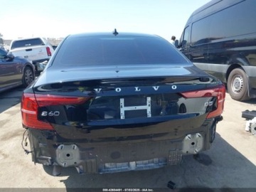 Volvo S60 III 2024 Volvo S60 B5 PLUS DARK THEME 2024, od ubezpieczalni 2.0 Benzyna 247KM, zdjęcie 5