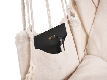 Кресло-гамак в бразильском стиле с подушками цвета экрю и деревянным оголовьем.