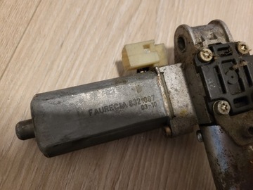 BMW E60 E61 MOTOREK REGULACE SEDADLA PRAVÝ PŘEDNÍ 8321087 BOSCH 0390203234