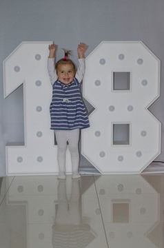 Цифра 18 освещена лампочками, цифры дня рождения 100 см.