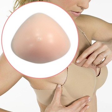 Trójkątna silikonowa proteza piersiowa Crossdressing 500g 19,5x17x6,2cm