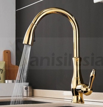 Смеситель LINDA KITCHEN с выдвижным изливом золотистого цвета