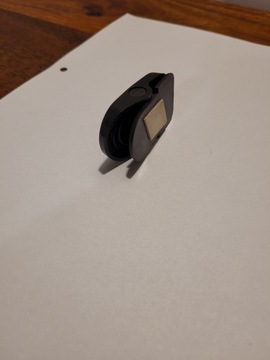 черный монтажный зажим, приклеенный на двусторонний скотч, ширина 3 см.