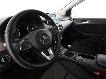 Mercedes Klasa B W246 Sports Tourer Facelifting 1.6 180 BlueEFFICIENCY Edition 122KM 2017 Mercedes B 180 navi klima grzane fotele czujniki, zdjęcie 13
