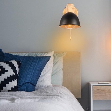 Настенный светильник с поворотным абажуром и цепным выключателем